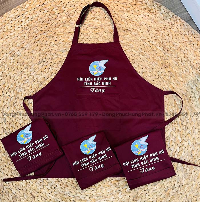 tạp dề yếm dài màu đỏ đô in theo yêu cầu