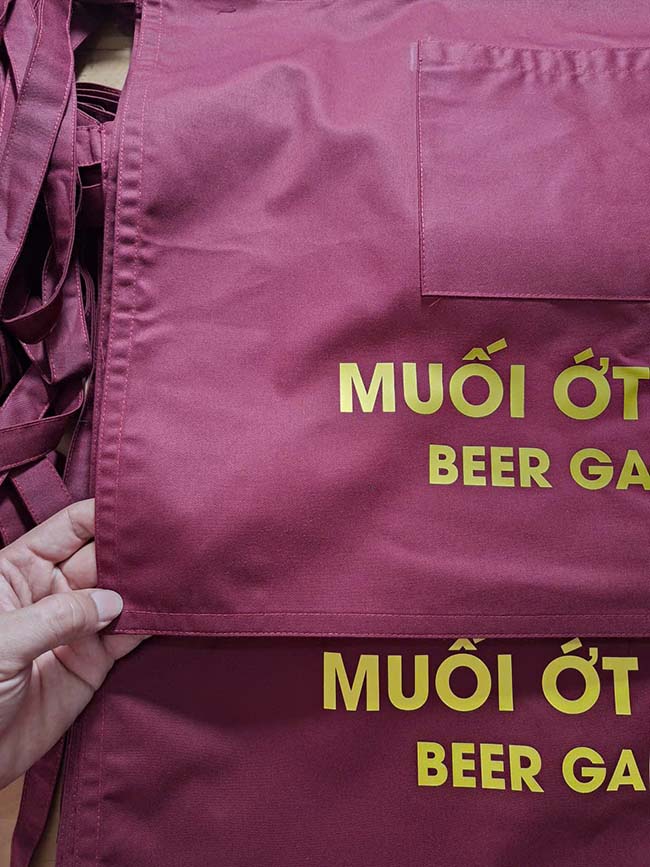 in 40 tạp dề ngắn màu đỏ đô cho muối ớt xanh beer garden Cần Thơ