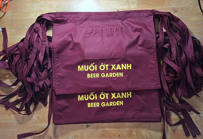 in 40 tạp dề ngắn màu đỏ đô cho muối ớt xanh beer garden Cần Thơ