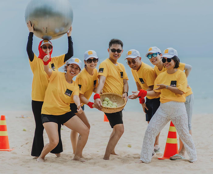 áo thun đồng phục team building cổ tròn màu vàng