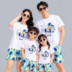 áo thun gia đình đi biển màu trắng