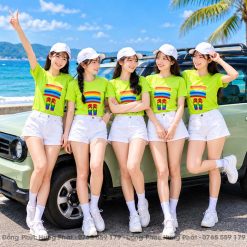 áo thun team building in hình cầu vòng và đôi dép màu xanh chuối