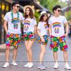 áo thun team building in hình cầu vòng và đôi dép màu trắng