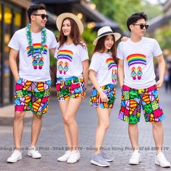 áo thun team building in hình cầu vòng và đôi dép màu trắng