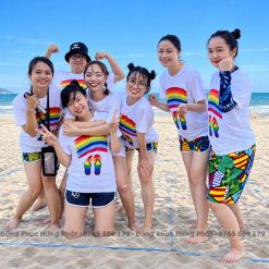 áo thun team building in hình cầu vòng và đôi dép màu trắng