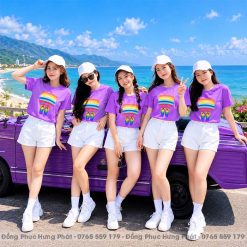 áo thun team building in hình cầu vòng và đôi dép màu tím